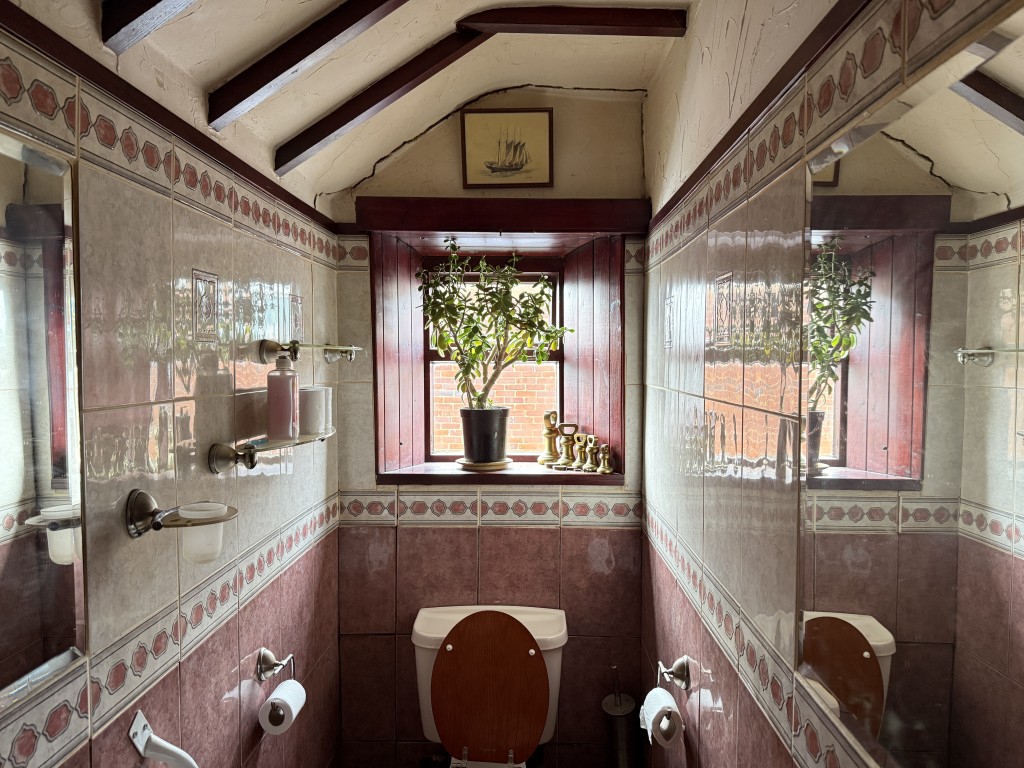 Lot: 58 - FREEHOLD DETACHED COTTAGE FOR INVESTMENT - Separate W.C with wall tiles